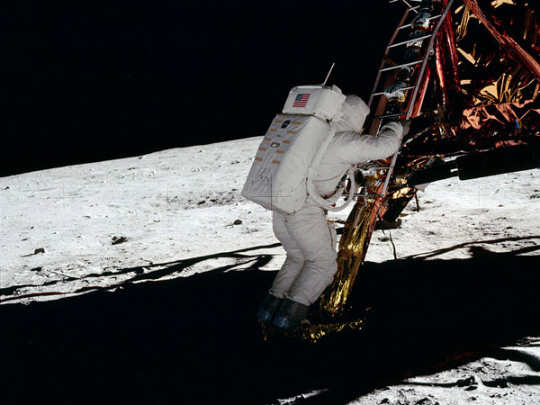 Apollo 11 Aldrin descends ladder